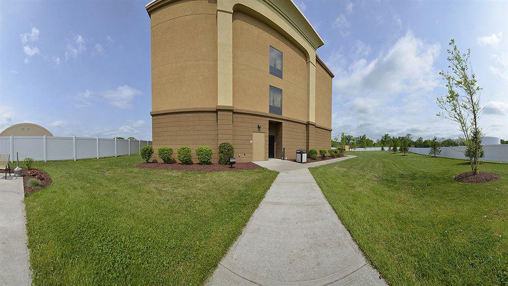 Hampton Inn Utica Exterior photo