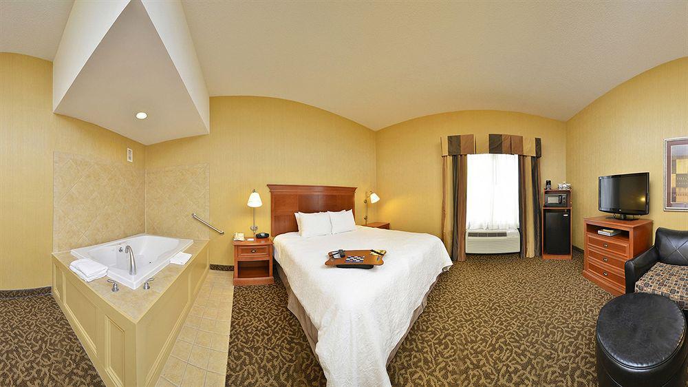 Hampton Inn Utica Exterior photo