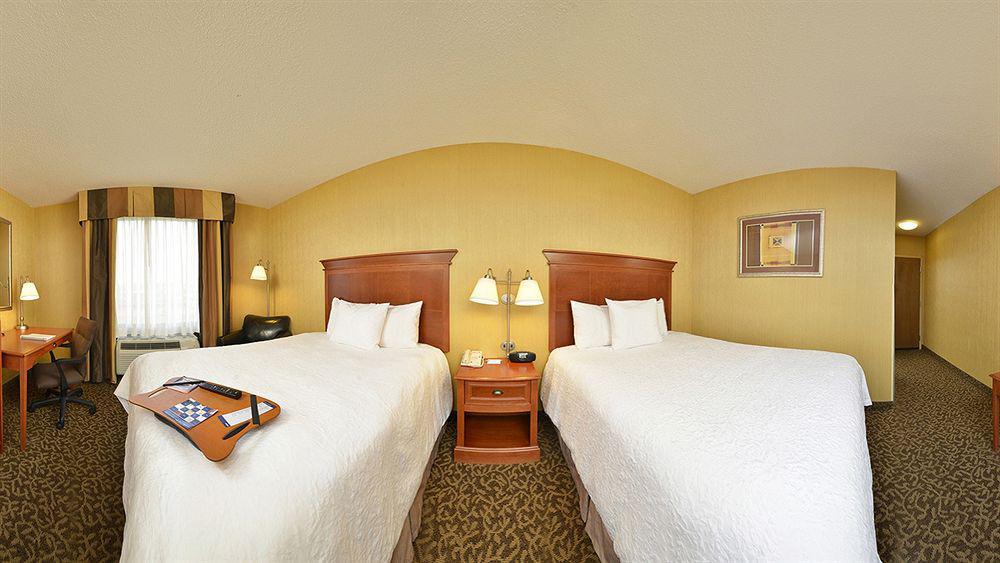 Hampton Inn Utica Exterior photo