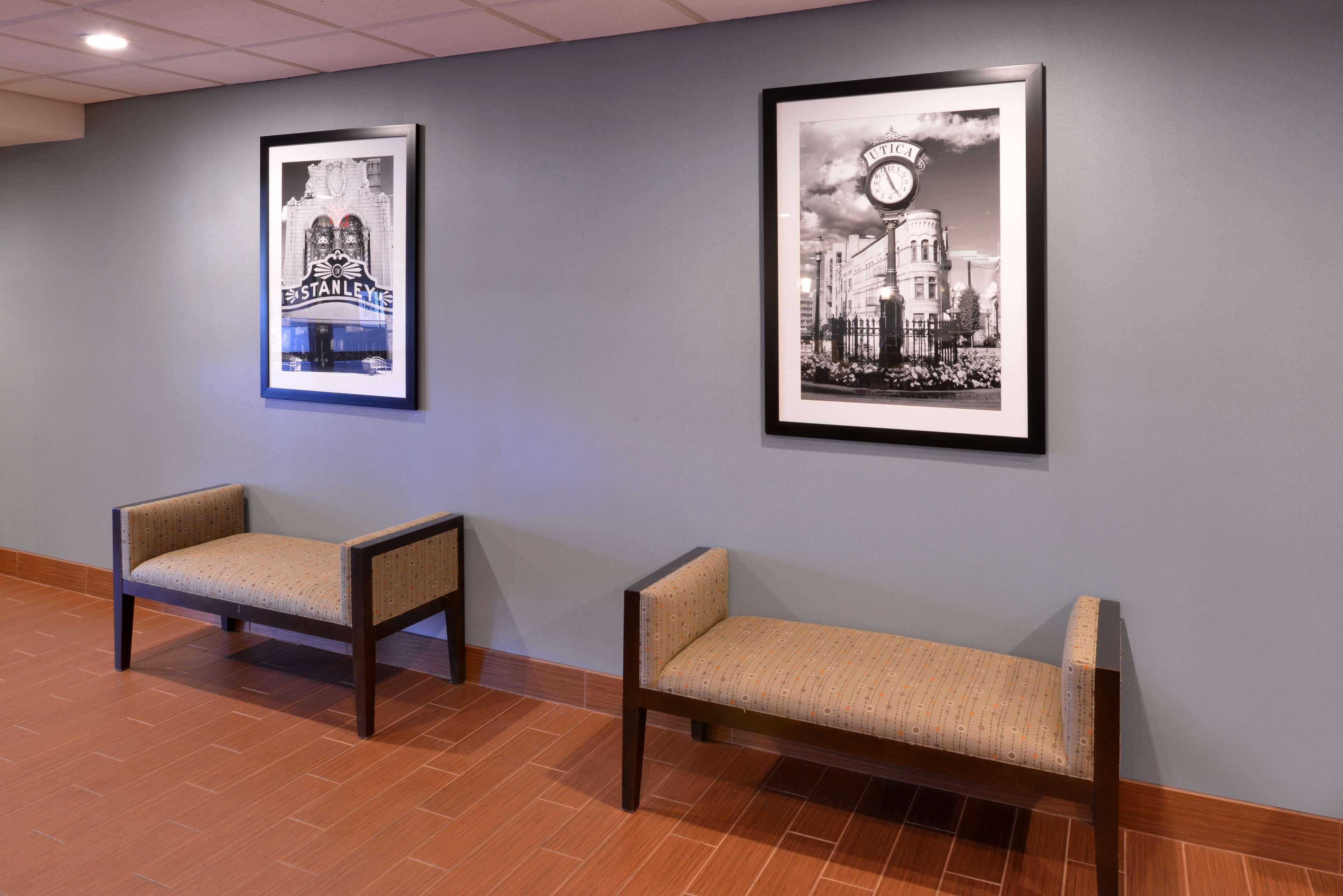 Hampton Inn Utica Exterior photo