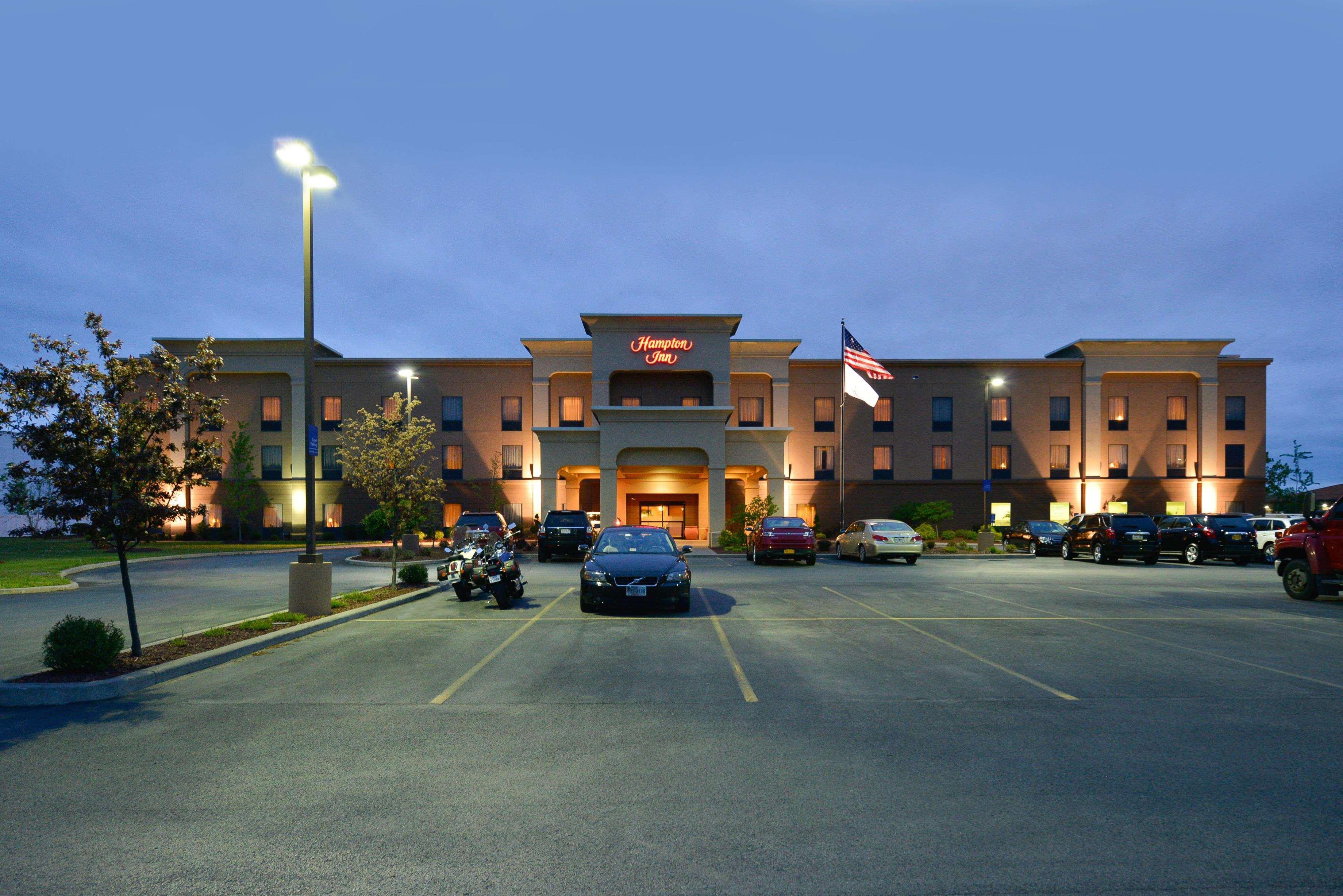 Hampton Inn Utica Exterior photo