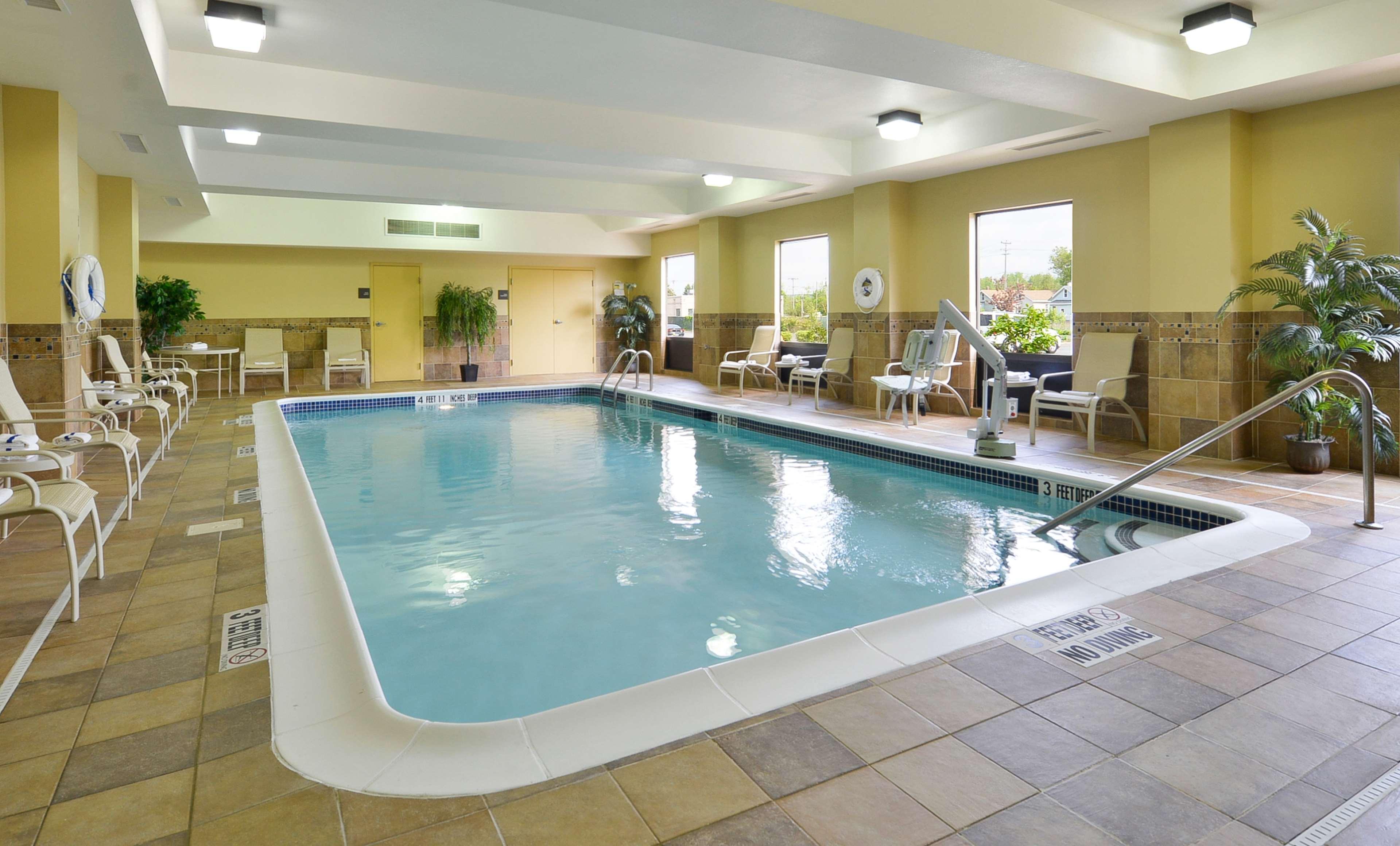 Hampton Inn Utica Exterior photo