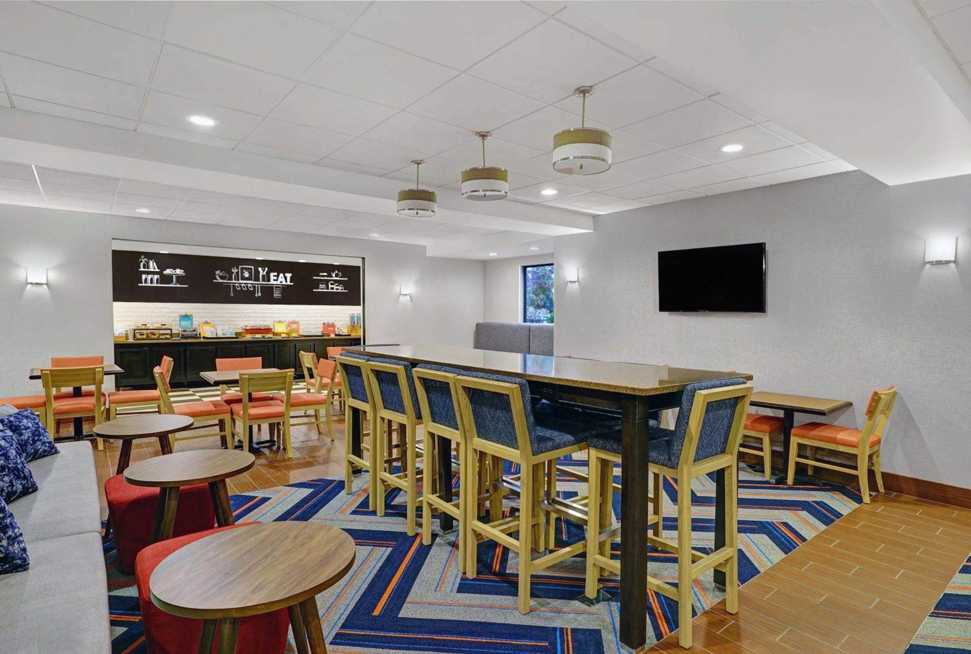 Hampton Inn Utica Exterior photo