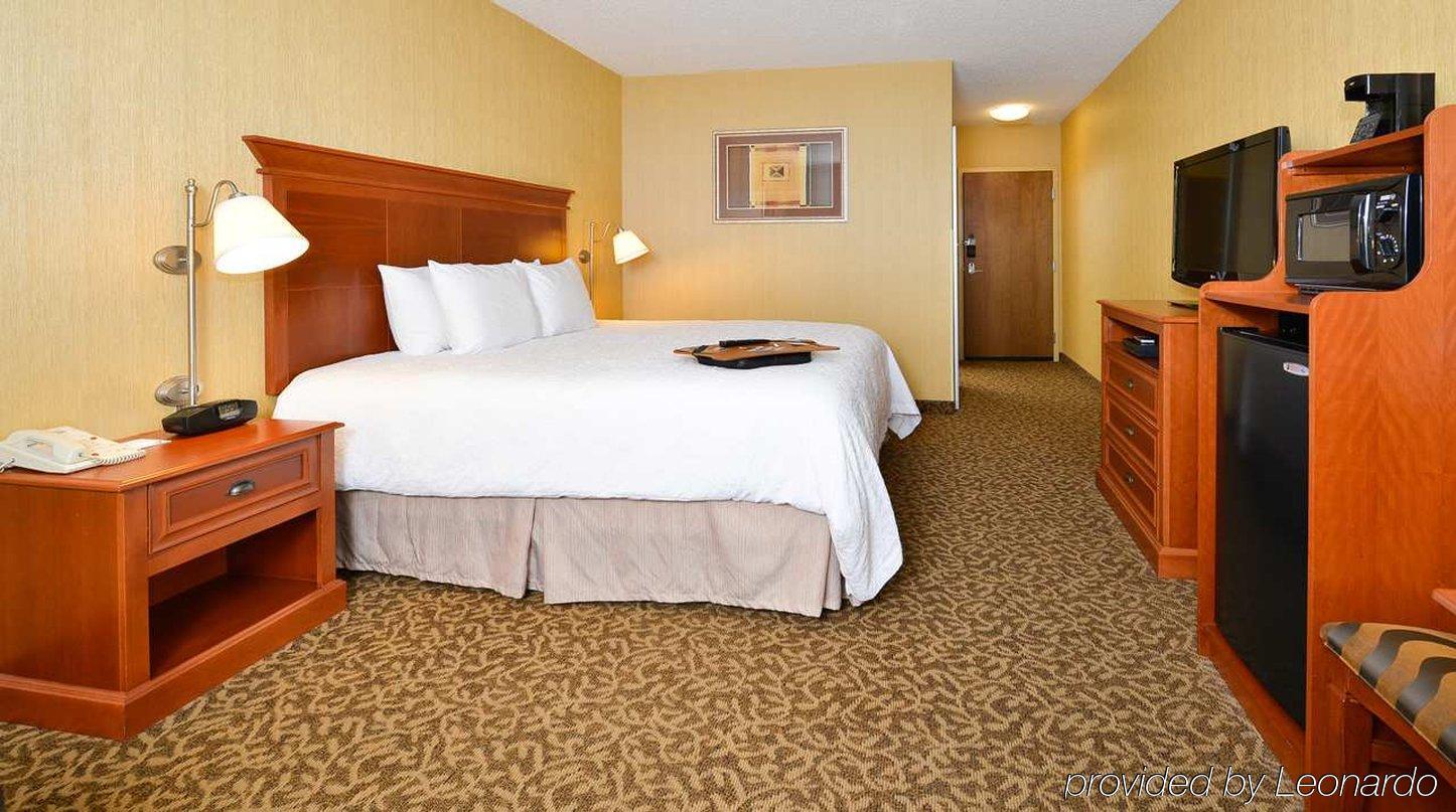 Hampton Inn Utica Exterior photo
