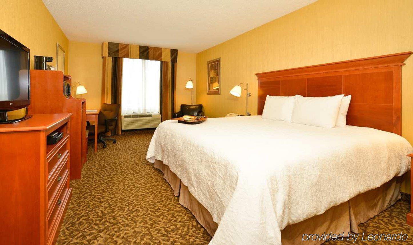 Hampton Inn Utica Exterior photo