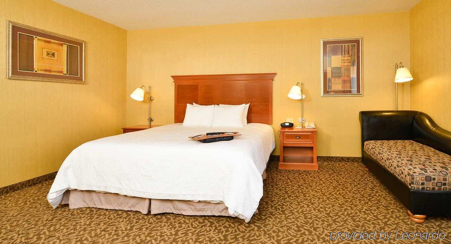 Hampton Inn Utica Exterior photo