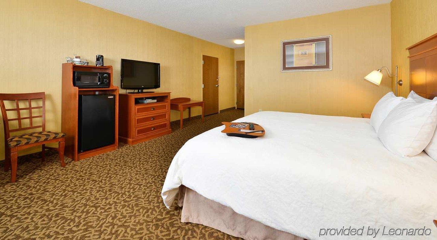 Hampton Inn Utica Exterior photo