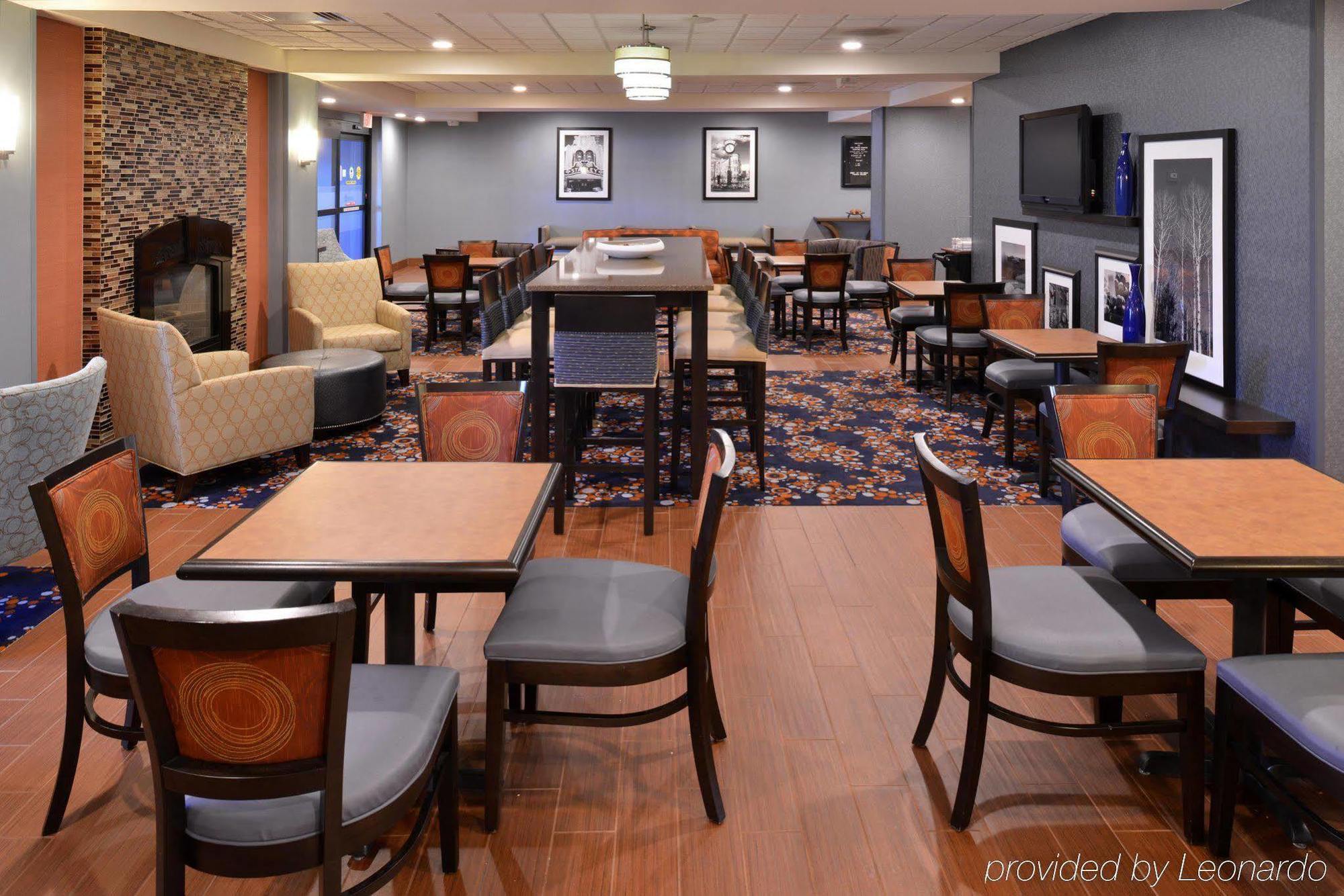 Hampton Inn Utica Exterior photo