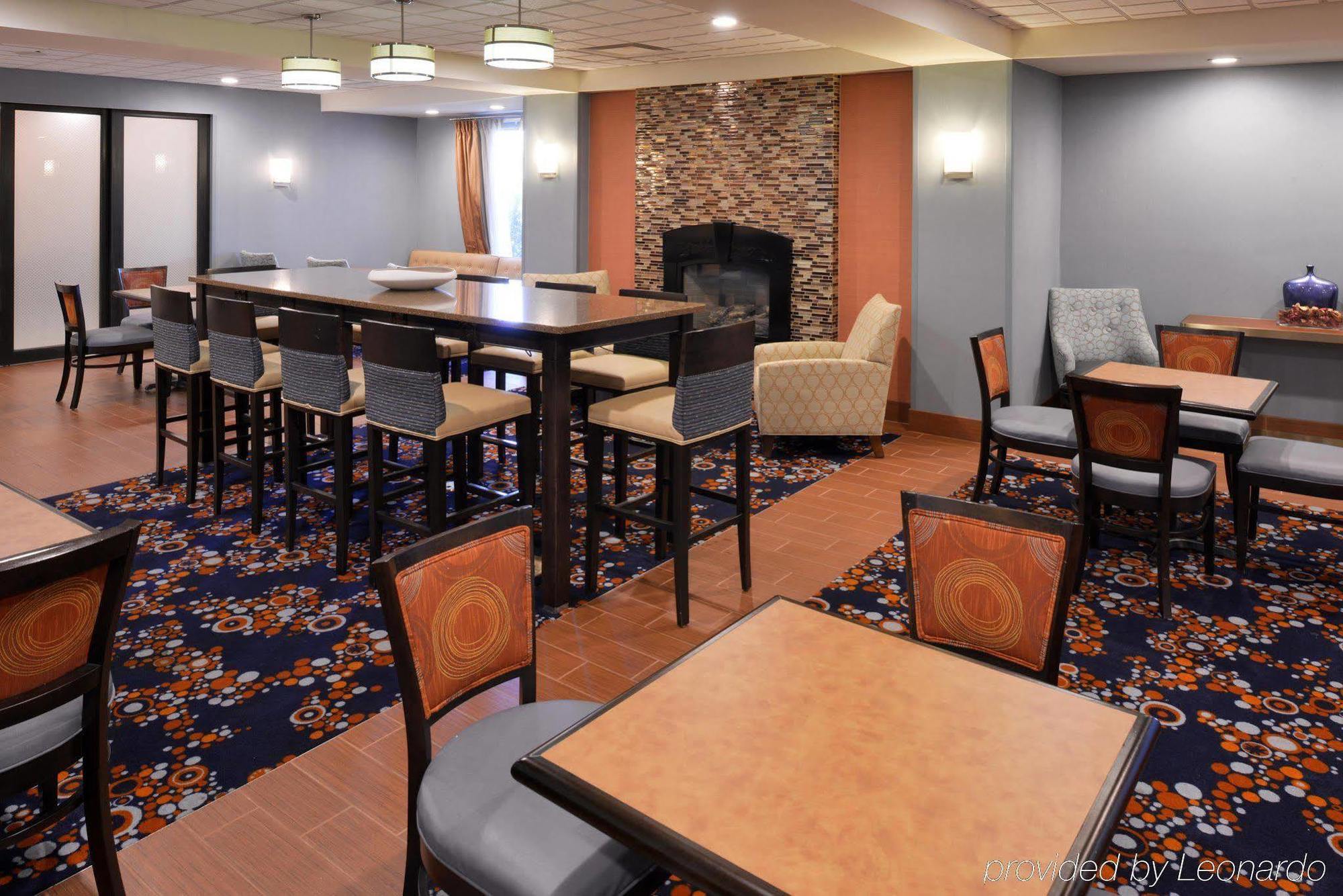Hampton Inn Utica Exterior photo