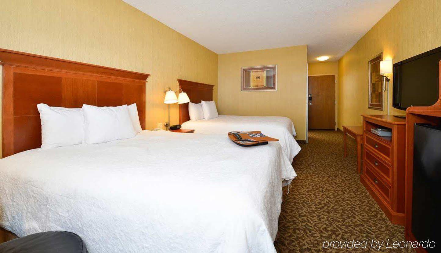 Hampton Inn Utica Exterior photo