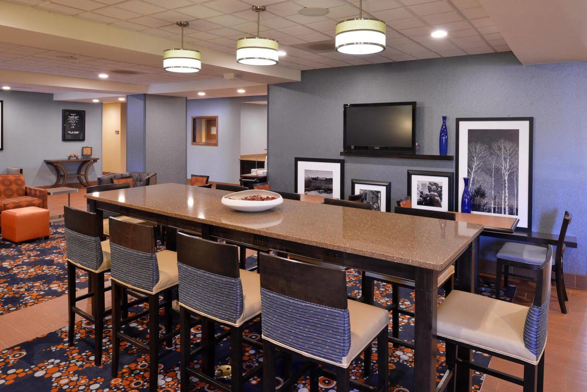 Hampton Inn Utica Exterior photo