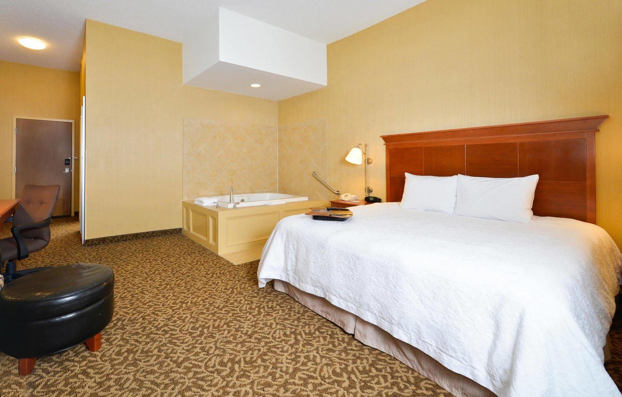 Hampton Inn Utica Exterior photo