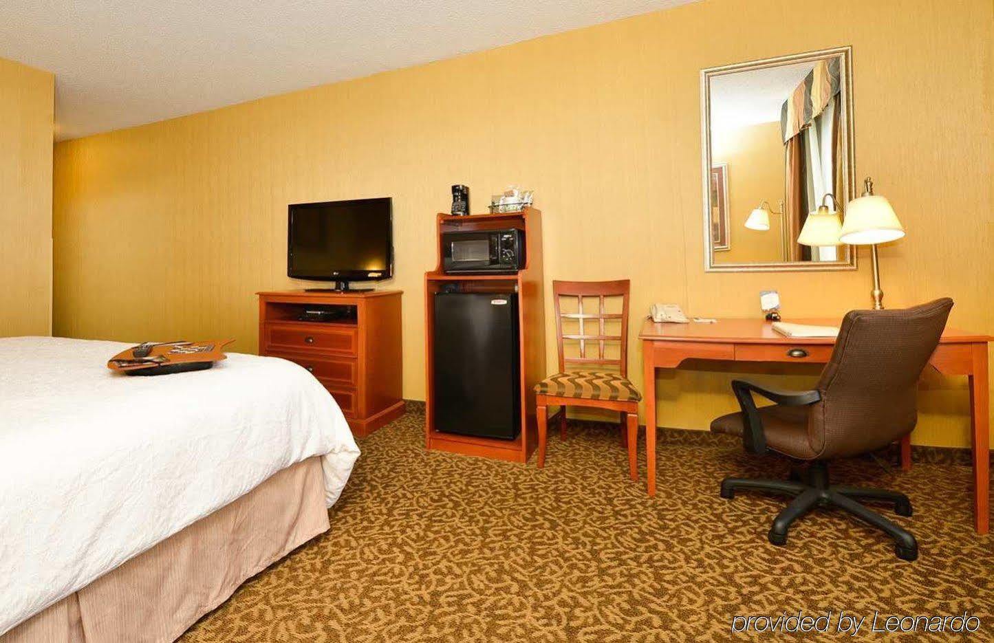 Hampton Inn Utica Exterior photo