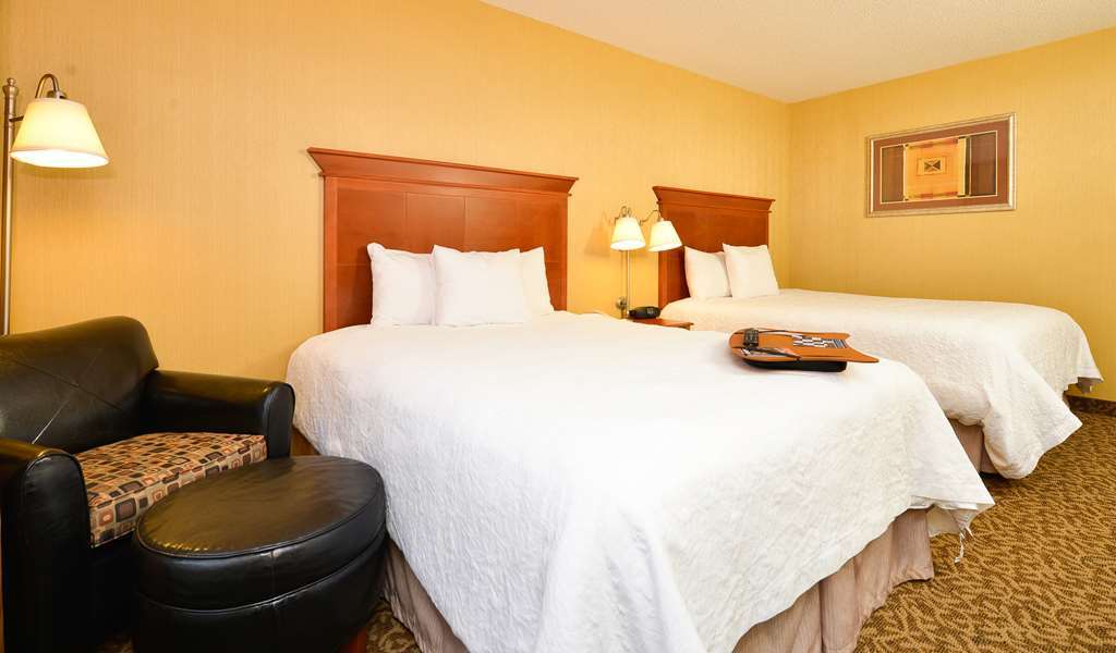 Hampton Inn Utica Room photo